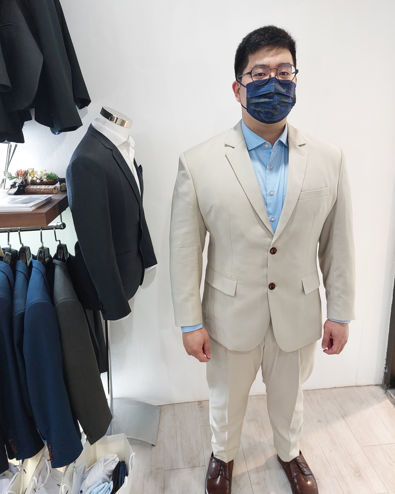 Light brown meets light blue—an elegant pairing that radiates warmth and sophistication. The shirt choice adds a fresh, modern touch to the classic suit! 😍
.
.
#ethanmen #ethanmensuit
#tan #brown #suits #blue