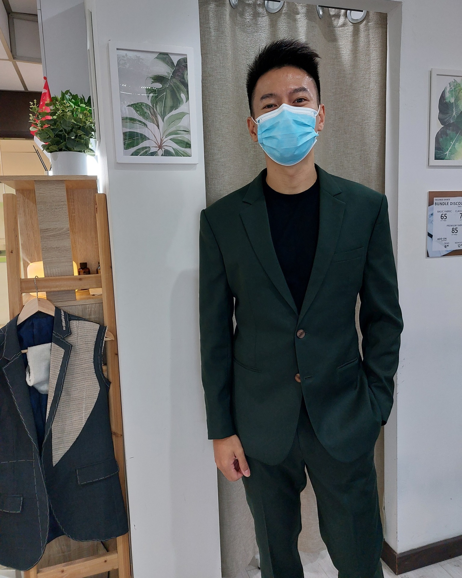 Breaking the tradition. Emerald tones and black layers for a look that commands the room! 🌳
.
.
#ethanmen #ethansuit
#green #suits #suitstyle #man