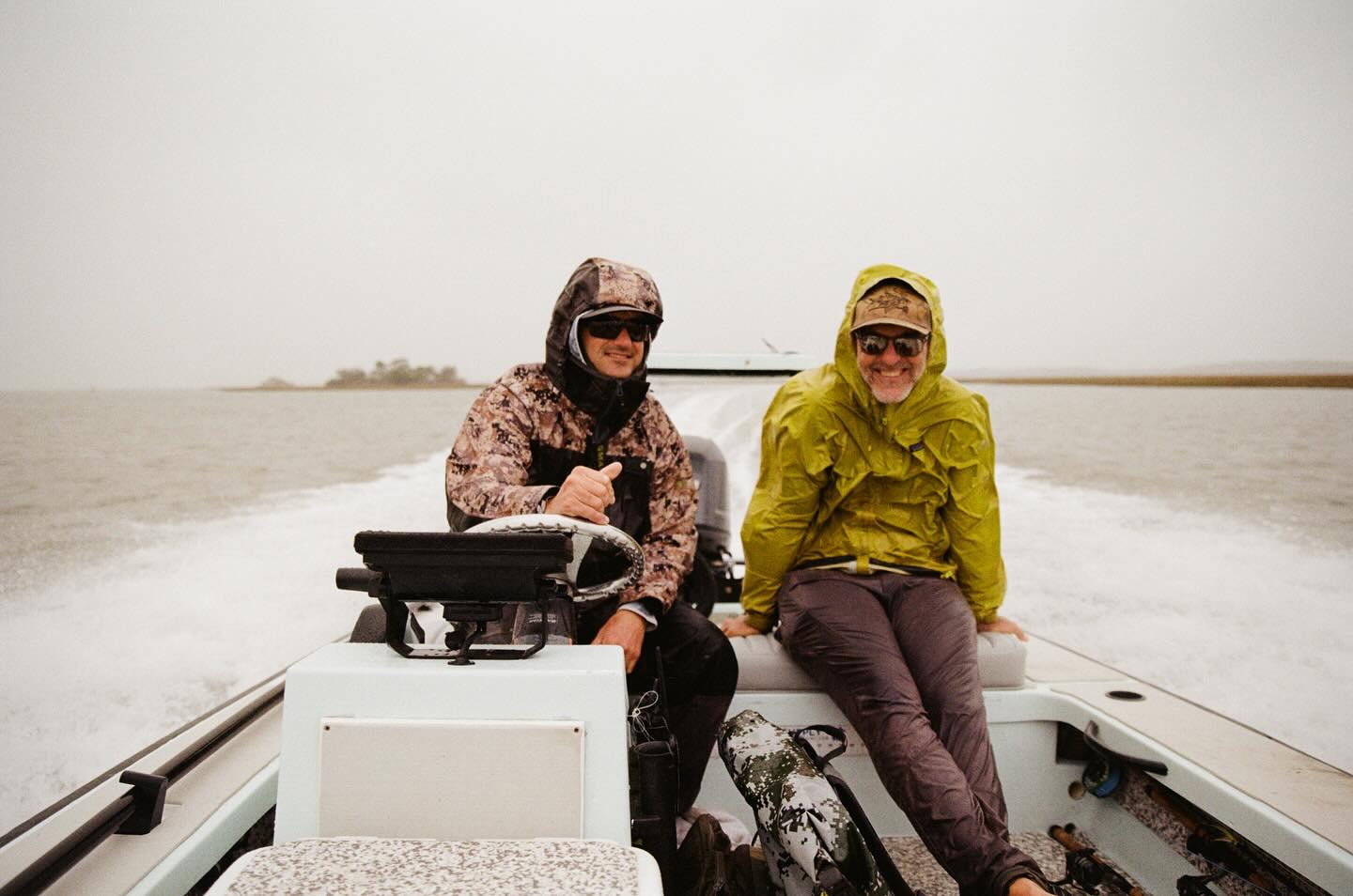 Cruising in the fog and exploring the estuary with my favorite marine biology professor @bizcarrondo and 📸 @lapescadora! Lots of fun and outdoor knowledge floating around on this trip🤙 #cofc #cofcalumni #collegeofcharleston www.AvidAngling.com