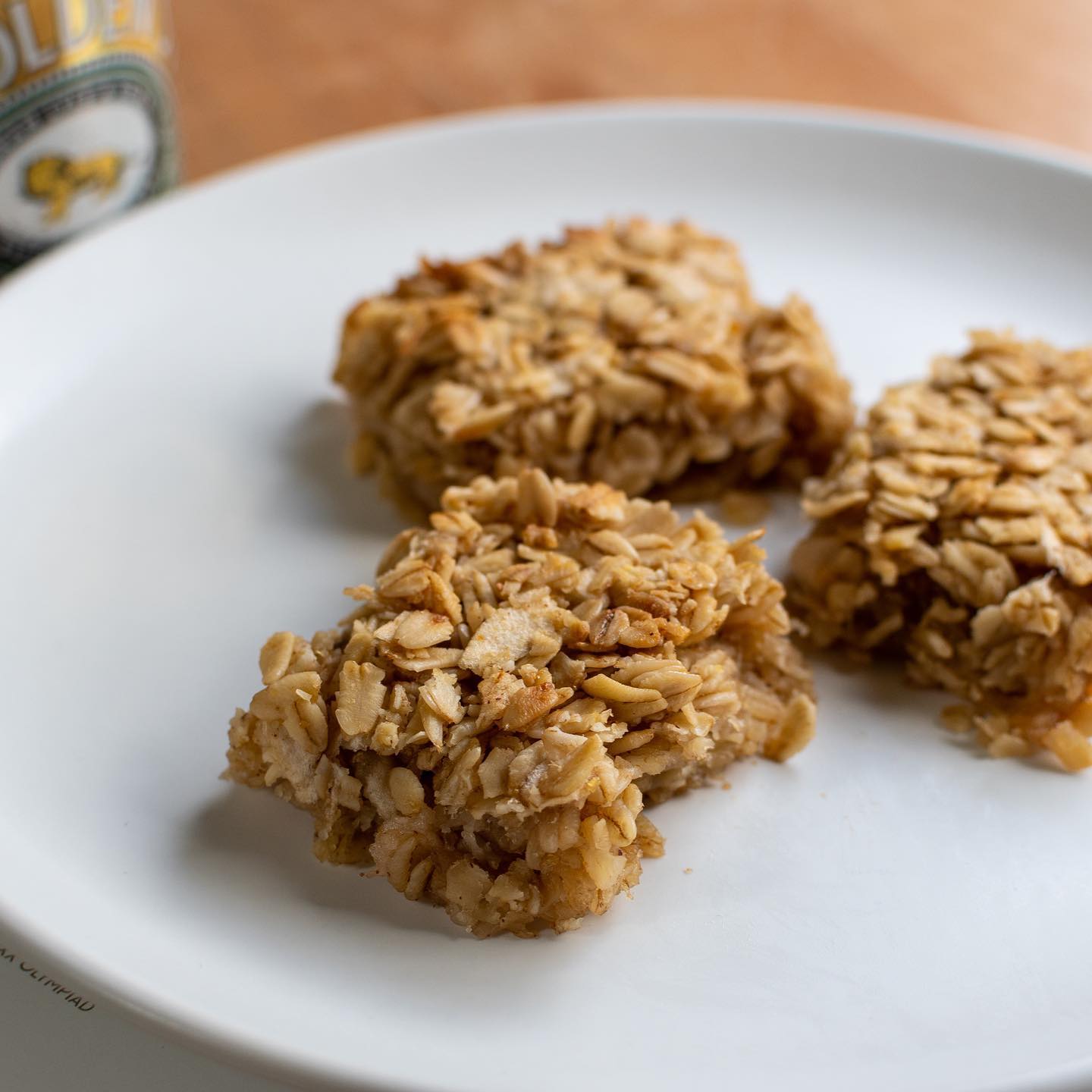 Our first London bake is something I wanted to try for a while - flapjacks! It didn’t go according to plan thanks to a vegan butter shortage, but they were still tasty! You can find the recipe and my #dairyfree substitutions on the blog. Link to post in bio!