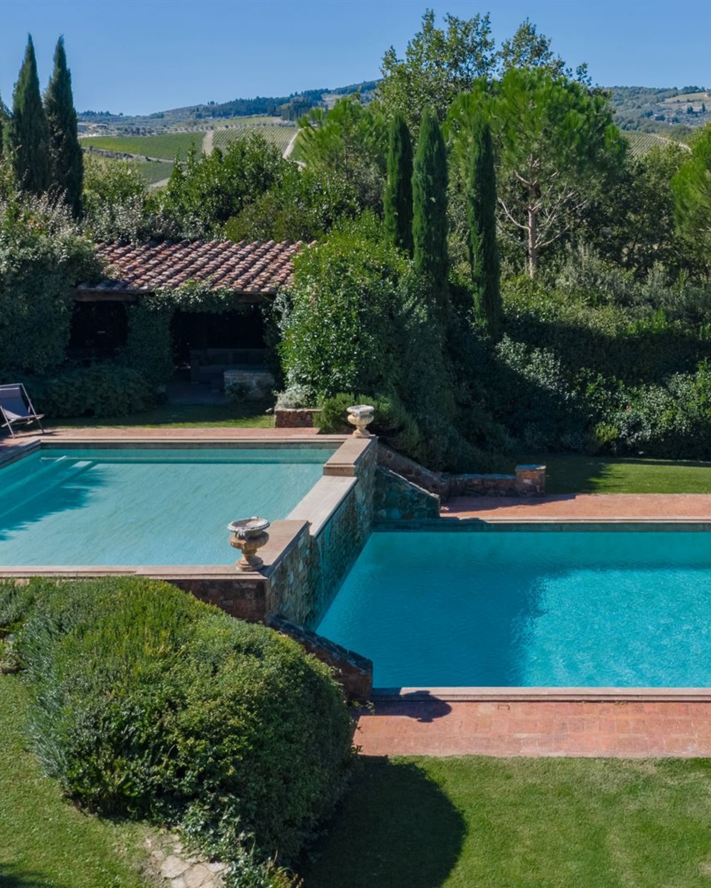 Fienile San Carlo, Chianti
Just 1 mile from the village of Greve in Chianti, Fienile San Carlo sits among vineyards and olive groves, offering a private setting with easy access to one of Tuscany’s most loved wine regions.
Once a traditional stone barn, the villa has been thoughtfully restored to retain its character — exposed stone, terracotta floors and vaulted ceilings — paired with comfortable, contemporary living spaces designed for relaxed stays.
The outdoor setting is a true highlight. Landscaped gardens unfold across the hillside, leading to two private pools set on different levels and connected by a waterfall. It’s a space made for slow afternoons, long lunches and uninterrupted countryside views.
Multiple terraces provide natural gathering points throughout the day — shaded outdoor dining, quiet morning coffee spots, and sunset aperitivo overlooking the Chianti hills. Despite its peaceful setting, the villa remains within walking distance of Greve, where guests can explore local markets, restaurants and wine bars.
Property features include:
◼ 3 bedrooms
◼ 3 bathrooms
◼ Two private pools with connecting waterfall
◼ Landscaped gardens
◼ Multiple furnished terraces
◼ Fully equipped kitchen
◼ Open-plan living and dining areas
◼ Air conditioning and Wi-Fi
◼ Walking distance to Greve in Chianti
Bookable via @to_tuscany
#TuscanyVillas #Chianti #ItalyTravel #LuxuryTravel #TravelAdvisors