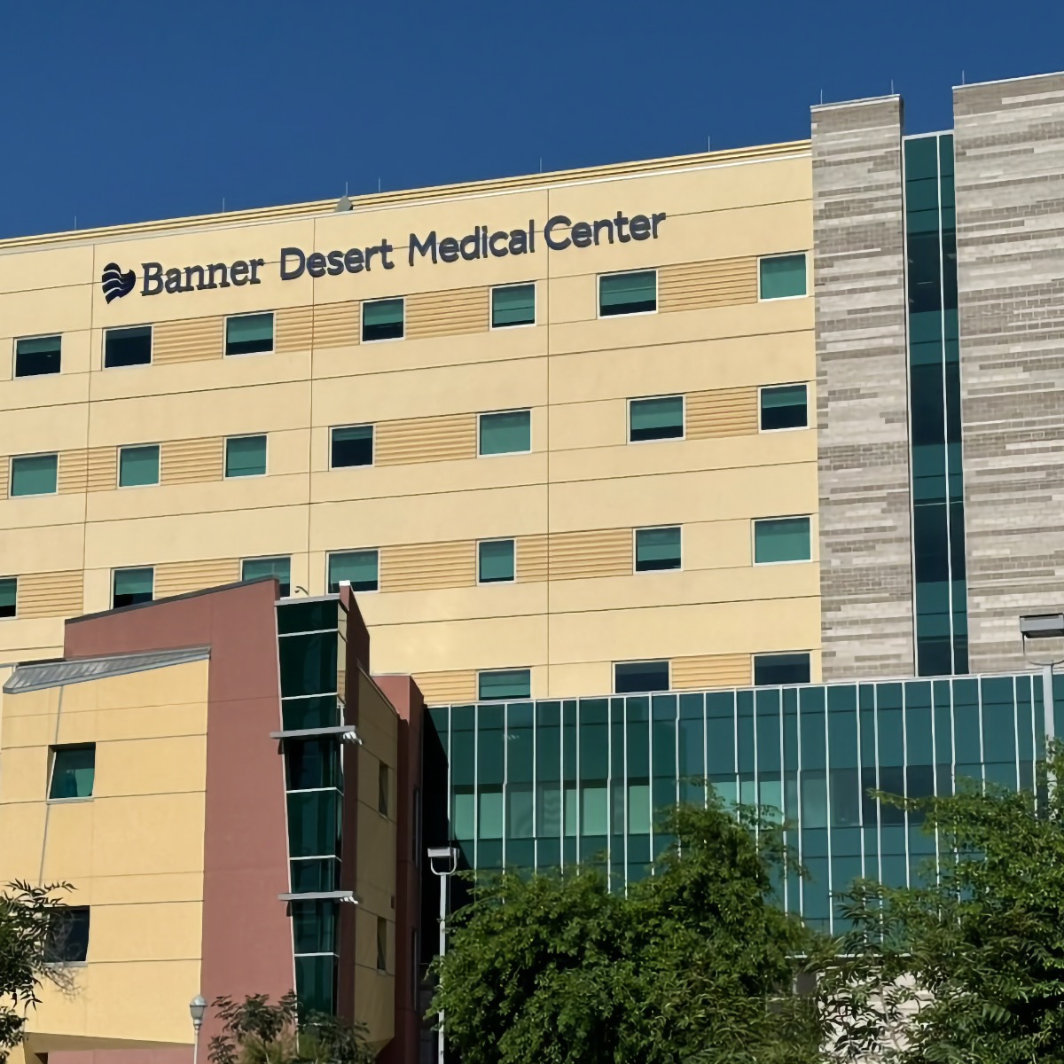 Phoenix-based Banner Health announced a major milestone on Monday. It completed more than 50 total artificial heart implant procedures—more than any center worldwide since 2022.
This achievement confirms its global leadership in artificial heart resources and technology. The system goes beyond patient care. It advises hospitals and device makers worldwide on patient selection, surgical procedures, and long-term management.
Banner Health now operates one of the busiest total artificial heart programs in the world. #bannerhealth #artificialheart #metrophx #silicondesert #bannerdesert