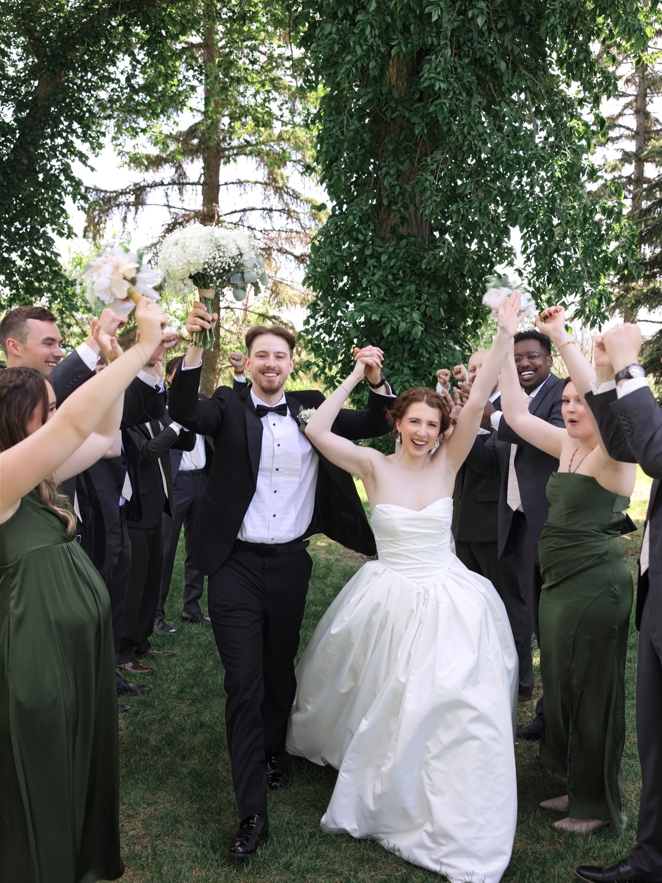 Edmonton Wedding Photographer I’m absolutely obsessed with this energetic couple Zoé & Justin and their incredibly fun wedding party! Their wedding was an absolute blast, and I loved capturing every second of it! Stay tuned for more photos of that amazing couple.
#SignedSealedRequired
#WeddingPhotography #WeddingDayVibes #JustMarried EdmontonWeddingPhotographer