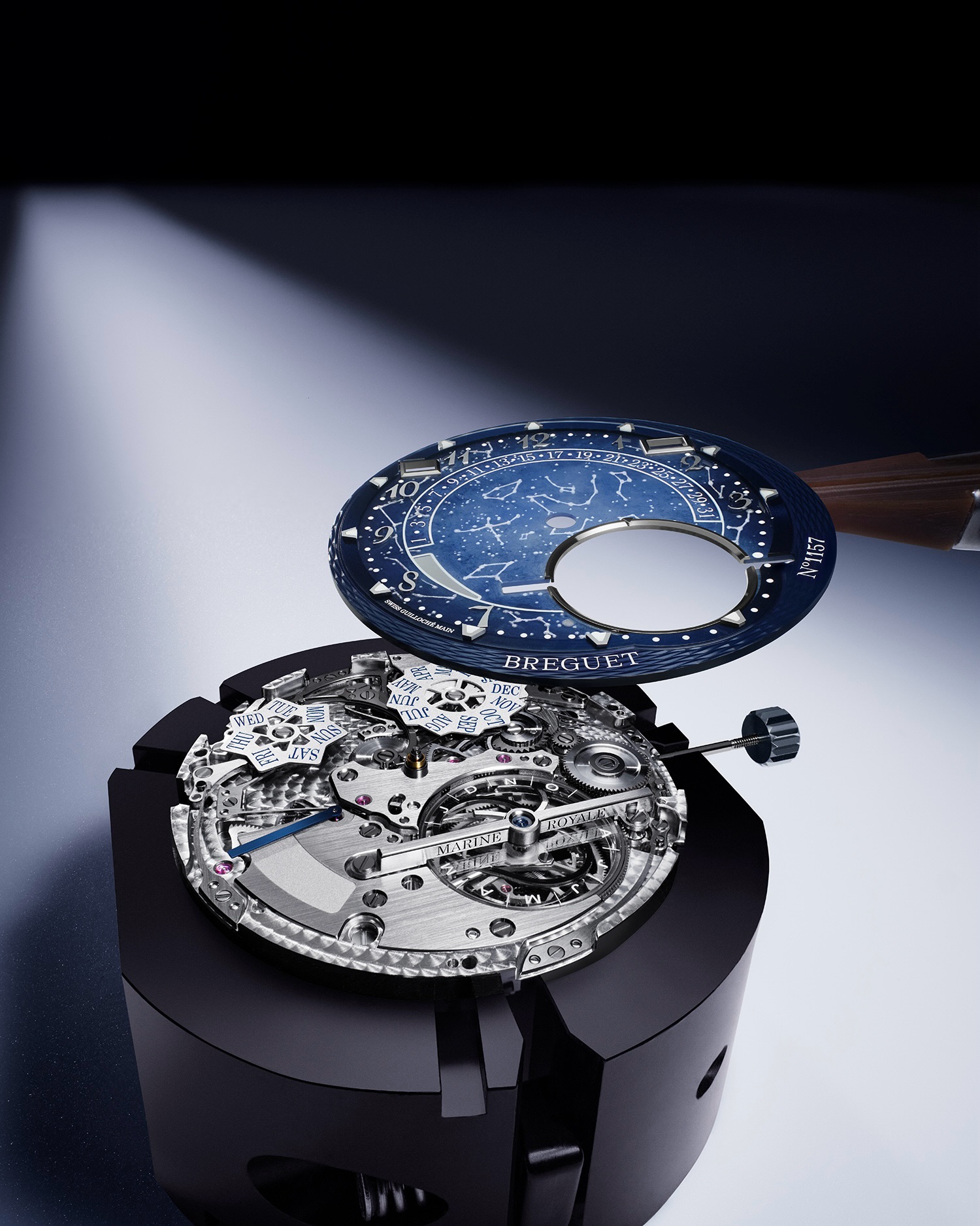 A 225 años de la patente del tourbillon, @montresbreguet conmemora uno de los mayores hitos de la historia de la relojería con una colección de lanzamientos.
La Maison presenta el Classique Tourbillon 7357, heredero del primer reloj de pulsera tourbillon contemporáneo de la firma; el Classique Tourbillon Sidéral 7255, su primer tourbillon volante; el Marine Tourbillon Équation Marchante 5887, que rinde homenaje al legado de Abraham-Louis Breguet como relojero de la Marina Real Francesa; y el Tradition Tourbillon 7047, una pieza que combina el tourbillon con el histórico sistema de huso y cadena.
#TiempoDeRelojes #Breguet #Tourbillon