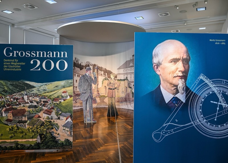 Para conmemorar el 200 aniversario del nacimiento del relojero Moritz Grossmann, el Museo Alemán de Relojería de Glashütte presenta Grossmann200, una exposición especial que recorre el legado de una de las figuras más influyentes de la relojería alemana.
La muestra revela por primera vez los diseños originales de un monumento que nunca llegó a construirse en su honor y recuerda su impacto como inventor, educador y fundador de la Escuela Alemana de Relojería de Glashütte, institución clave en el desarrollo de la relojería moderna.
#TiempoDeRelojes #MoritzGrossmann #Glashütte #Grossmann200