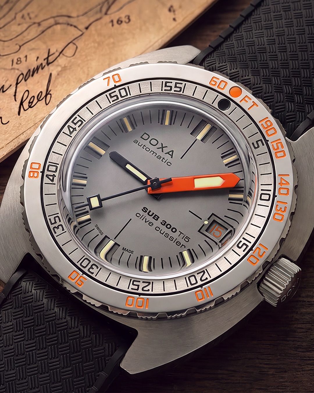 @doxawatchesofficial presenta el SUB 300 Ti5 Clive Cussler, una edición limitada a solo 300 piezas que rinde homenaje al célebre escritor, explorador y fundador de la NUMA. Fabricado en titanio, recupera el icónico SUB 300 de 1967 con una inédita esfera de doble nivel, certificación COSC y una hermeticidad de 300 metros. Parte de los beneficios de su venta se destinarán a apoyar las iniciativas de la NUMA, continuando el legado de Clive Cussler.
#TiempoDeRelojes #DOXA #SUB300