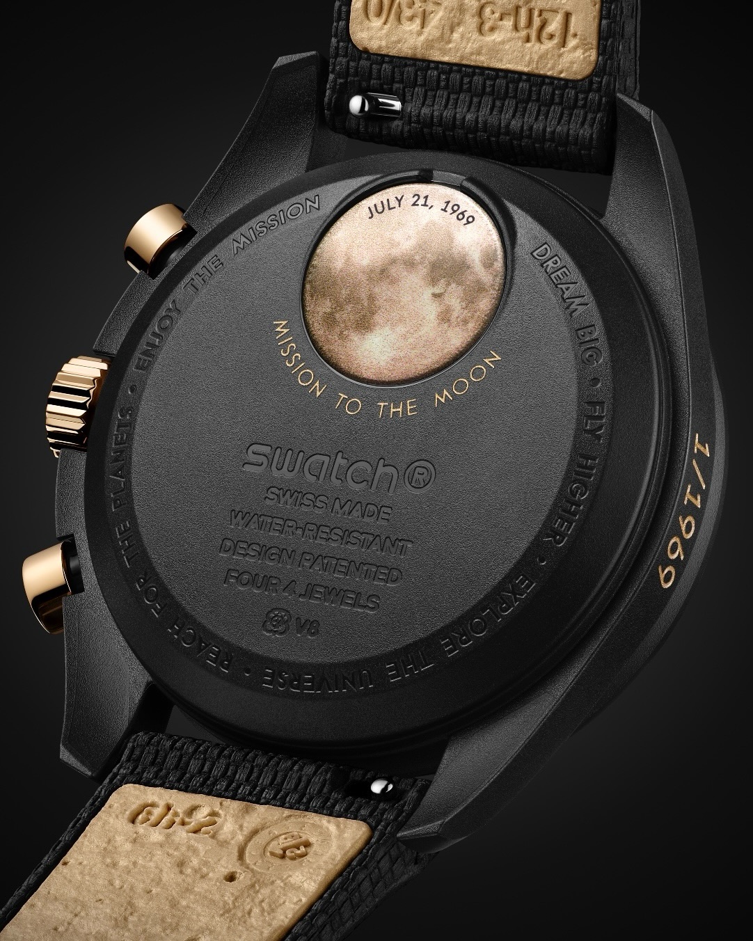 ¿Un MoonSwatch con oro de 1969? Sí, existe.
@swatch celebra el histórico alunizaje del Apolo 11 con el nuevo MISSION TO THE MOON 1969, una edición limitada de solo 1,969 piezas que incorpora 11 gramos de oro Moonshine Gold de @omega, elaborado a partir de antiguos componentes de la manufactura.
El reloj también rinde homenaje al Speedmaster de oro lanzado en 1969 y estará disponible mediante un proceso de selección especial inspirado en el sistema ESTA (Electronic Swatch Timepiece Application).
#TiempoDeRelojes #Swatch #Omega #MoonSwatch