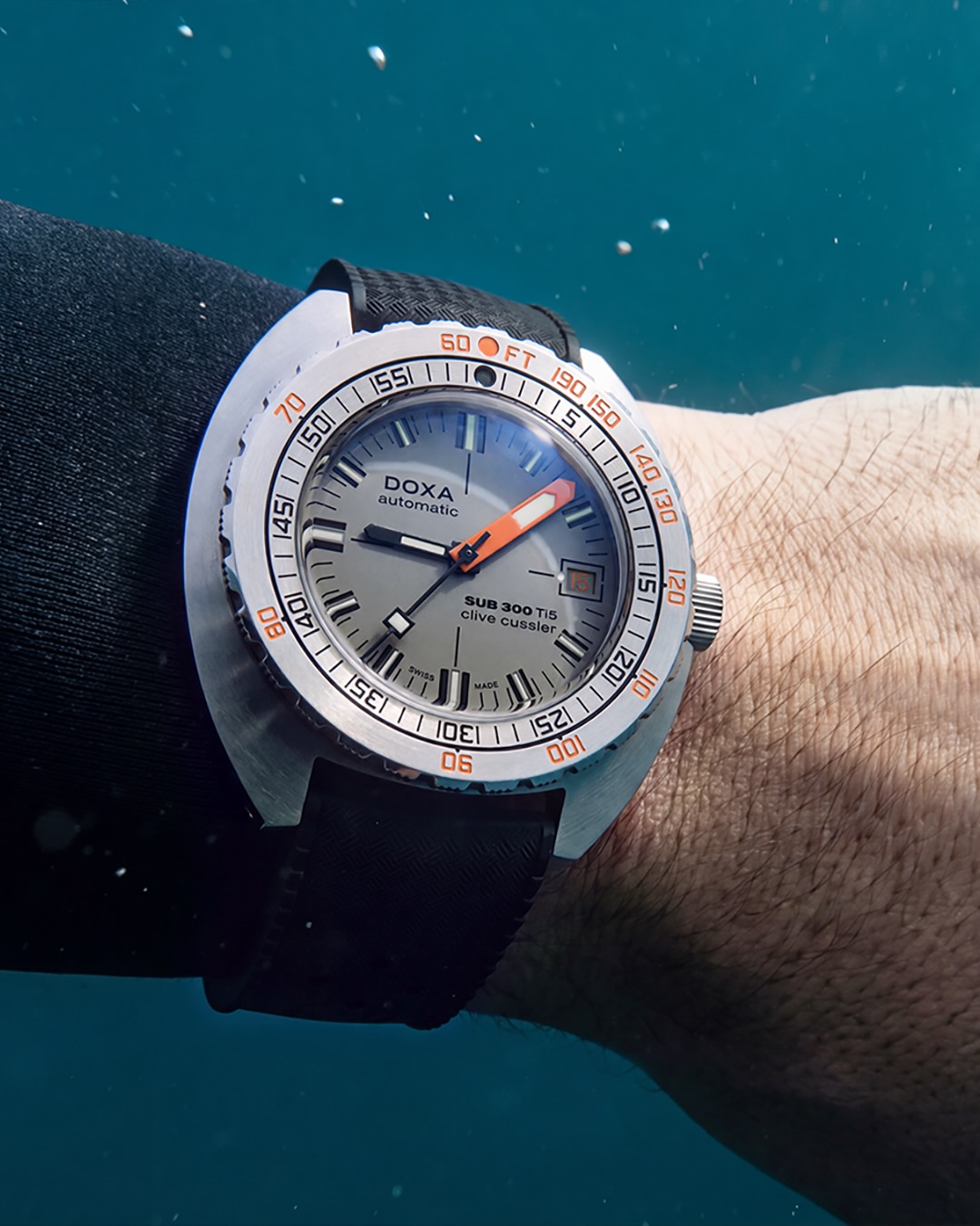 @doxawatchesofficial presenta el SUB 300 Ti5 Clive Cussler, una edición limitada a solo 300 piezas que rinde homenaje al célebre escritor, explorador y fundador de la NUMA. Fabricado en titanio, recupera el icónico SUB 300 de 1967 con una inédita esfera de doble nivel, certificación COSC y una hermeticidad de 300 metros. Parte de los beneficios de su venta se destinarán a apoyar las iniciativas de la NUMA, continuando el legado de Clive Cussler.
#TiempoDeRelojes #DOXA #SUB300