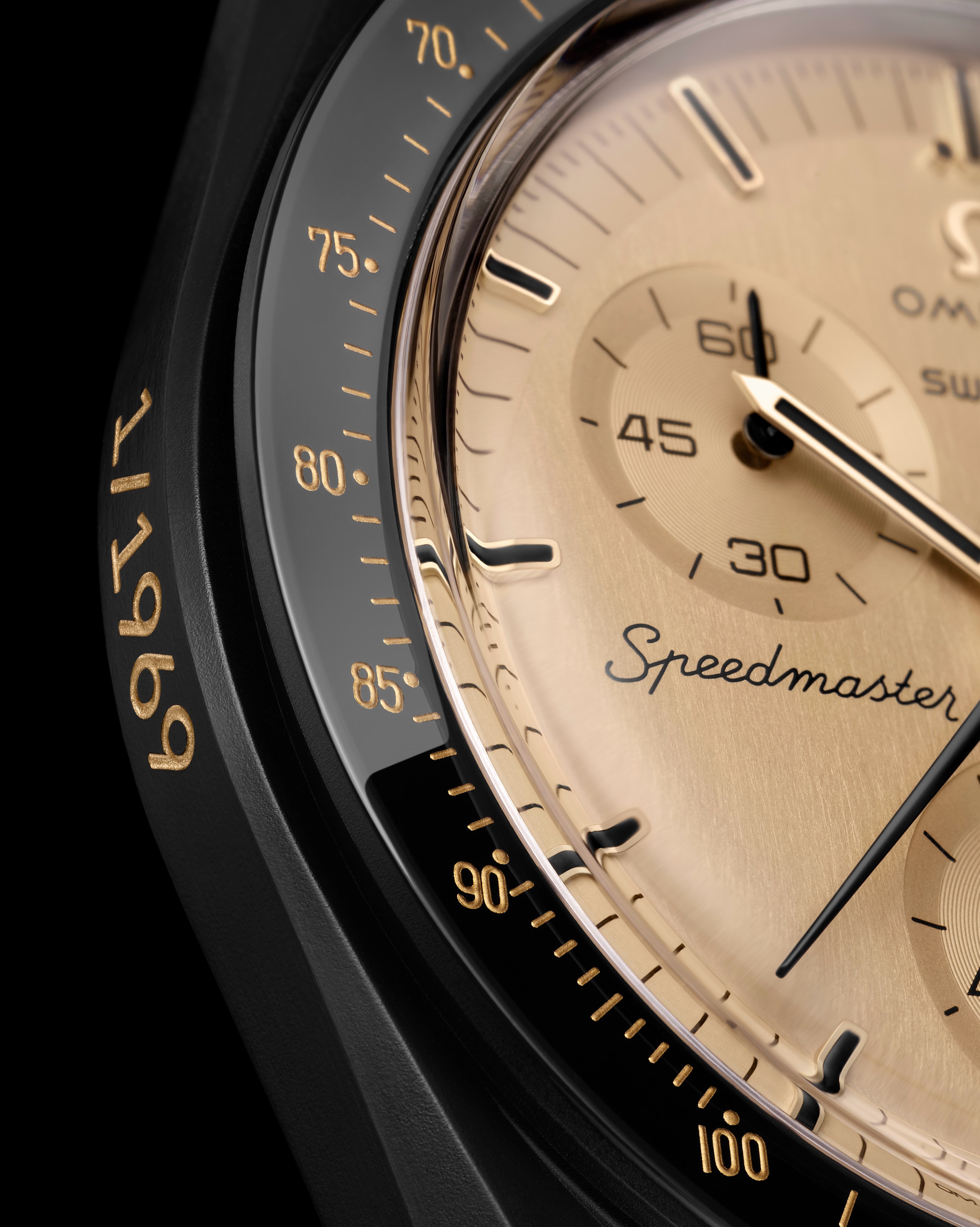 ¿Un MoonSwatch con oro de 1969? Sí, existe.
@swatch celebra el histórico alunizaje del Apolo 11 con el nuevo MISSION TO THE MOON 1969, una edición limitada de solo 1,969 piezas que incorpora 11 gramos de oro Moonshine Gold de @omega, elaborado a partir de antiguos componentes de la manufactura.
El reloj también rinde homenaje al Speedmaster de oro lanzado en 1969 y estará disponible mediante un proceso de selección especial inspirado en el sistema ESTA (Electronic Swatch Timepiece Application).
#TiempoDeRelojes #Swatch #Omega #MoonSwatch