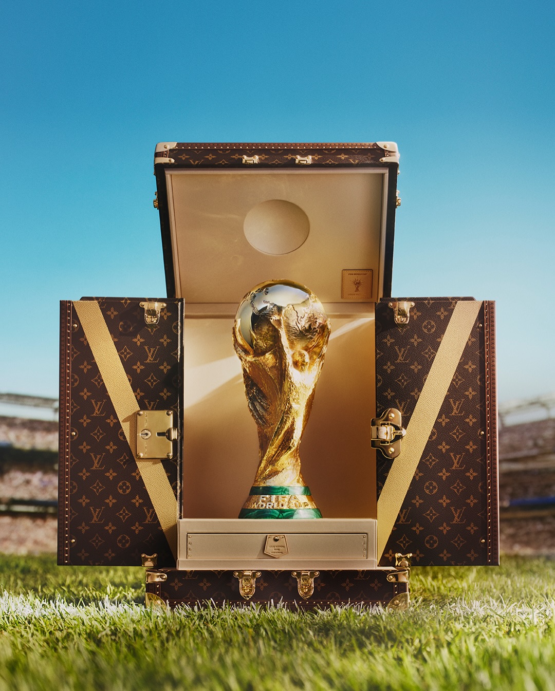 España levantó la Copa del Mundo en un partido que nos puso en alta tensión ante la relatividad del tiempo… Y es que en el futbol, 90 minutos se pueden ir como agua y los 5 minutos finales de los tiempos extra parecer una eternidad.
El icónico y codiciado trofeo fue transportado al estadio de Nueva Jersey en un baúl @louisvuitton hecho a medida como ocurre desde 2010 cuando inició la alianza entre la @fifaworldcup y la Maison francesa. ¡Enhorabuena, Furia Roja! @sefutbol 🇪🇸